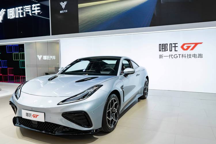 重庆319哪吒汽车在智能汽车领域的表现，领途汽车在新能源汽车市场中的影响力